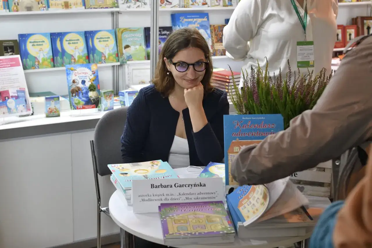 Wieczór autorski Szymborskiej: pisarka Barbara Garczyńska prezentuje swoje książki, w tym "Kalendarz adwentowy".