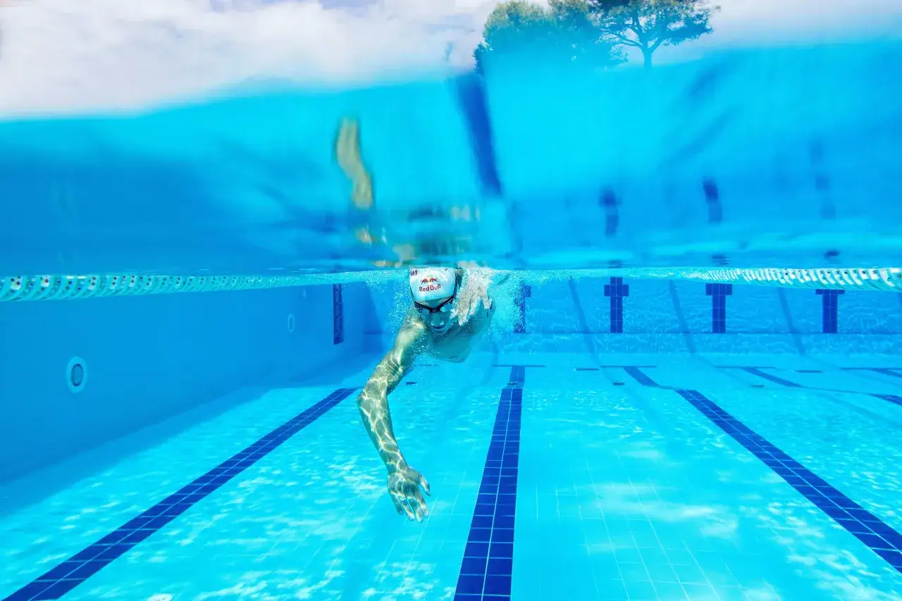 Jak pływać kraulem oddech – unikaj najczęstszych błędów w technice