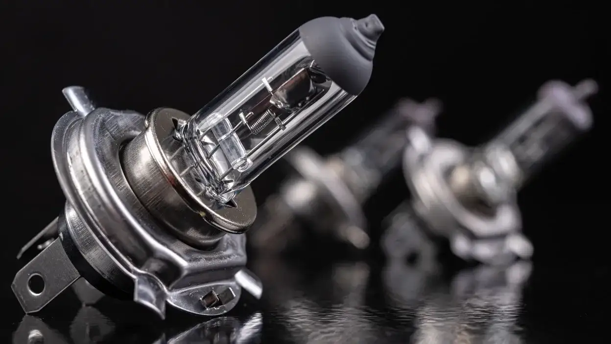 Dlaczego często przepalają się żarówki w samochodzie? Oto przyczyny