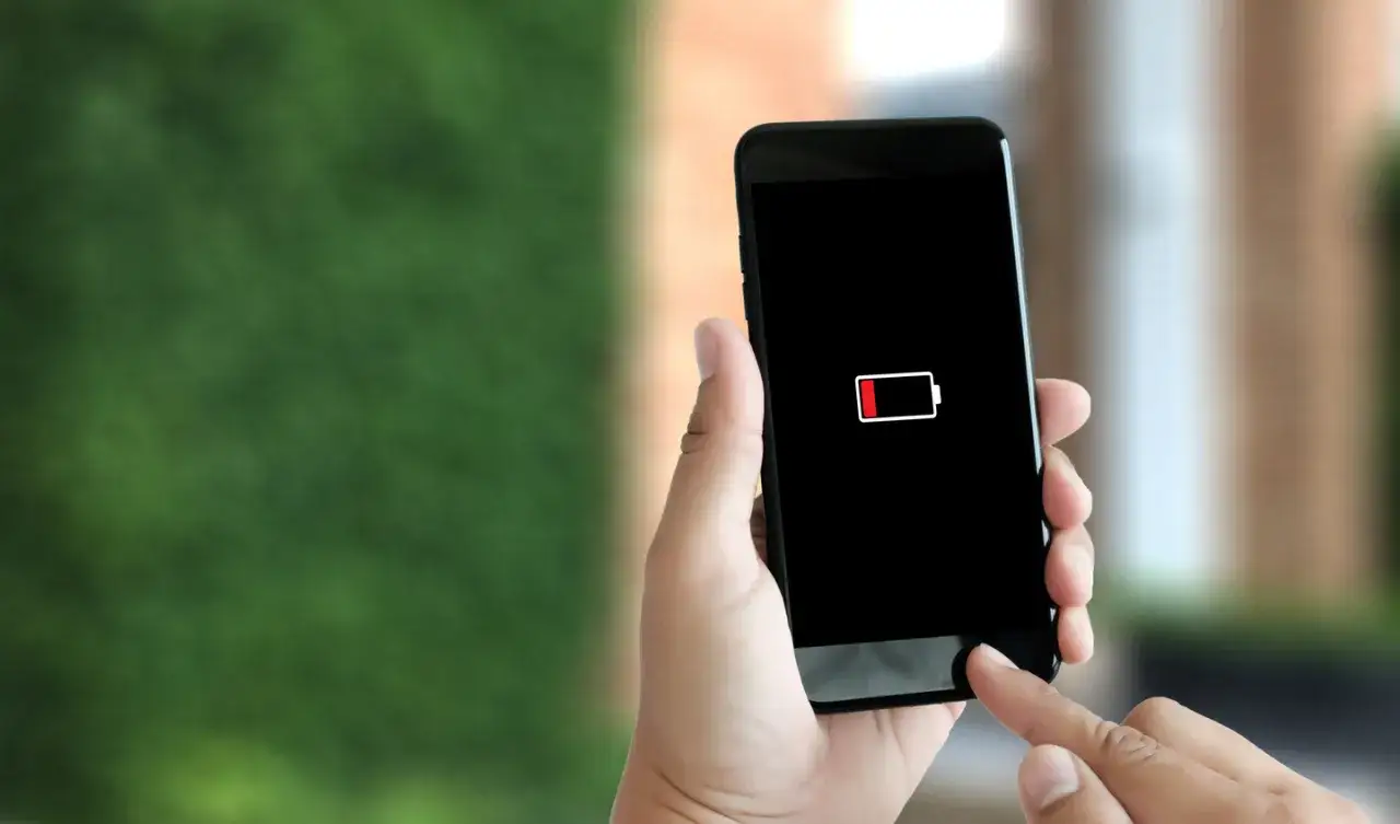 Niski poziom baterii na ekranie telefonu. Pamiętaj, jak dbać o telefon, by służył Ci dłużej.