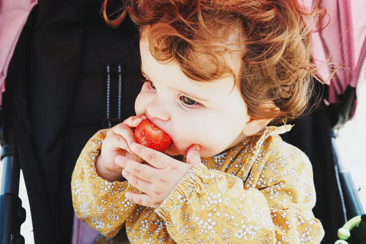 Czy truskawki uczulają niemowlaki? Objawy i kiedy je wprowadzić
