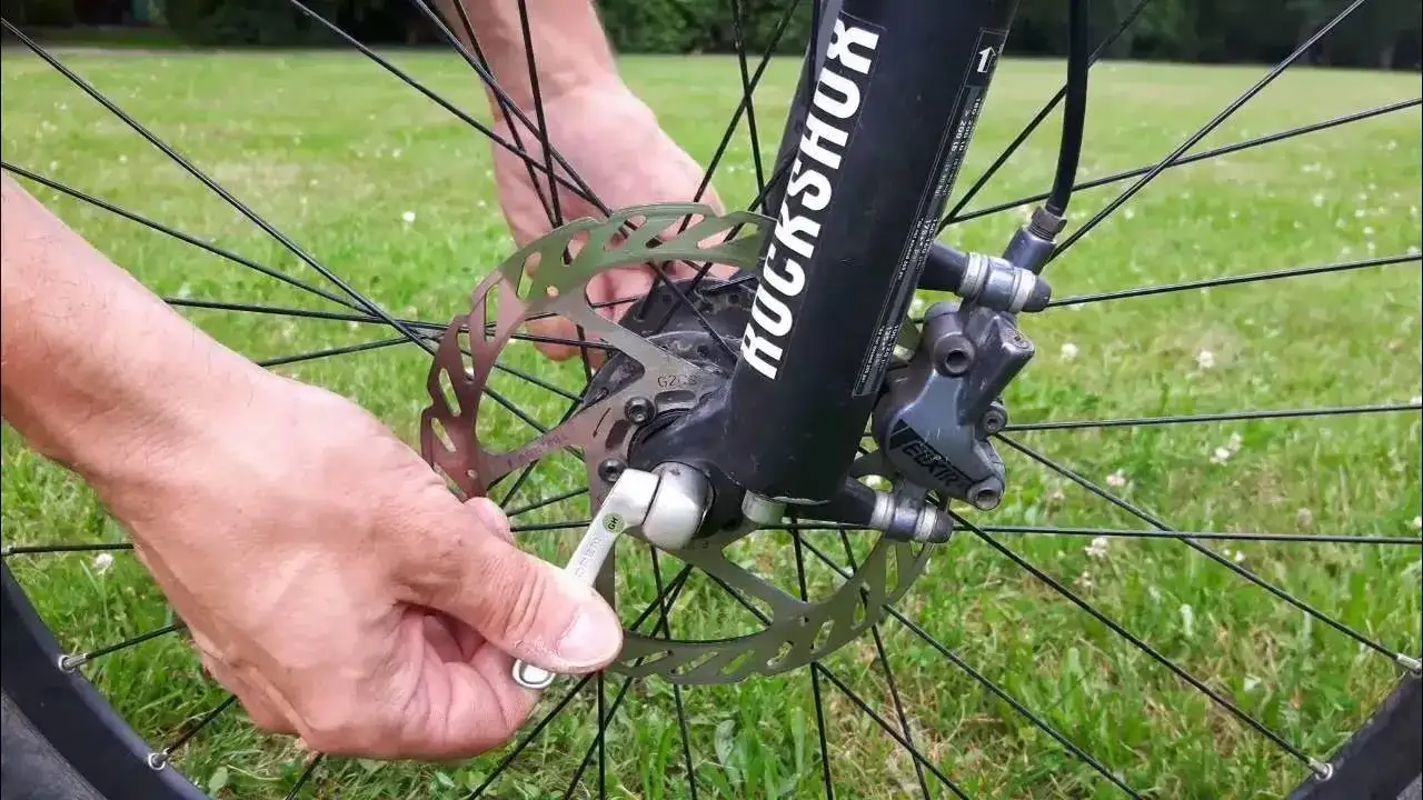 Jak zdjąć tylne koło w rowerze z hamulcami tarczowymi bez problemów