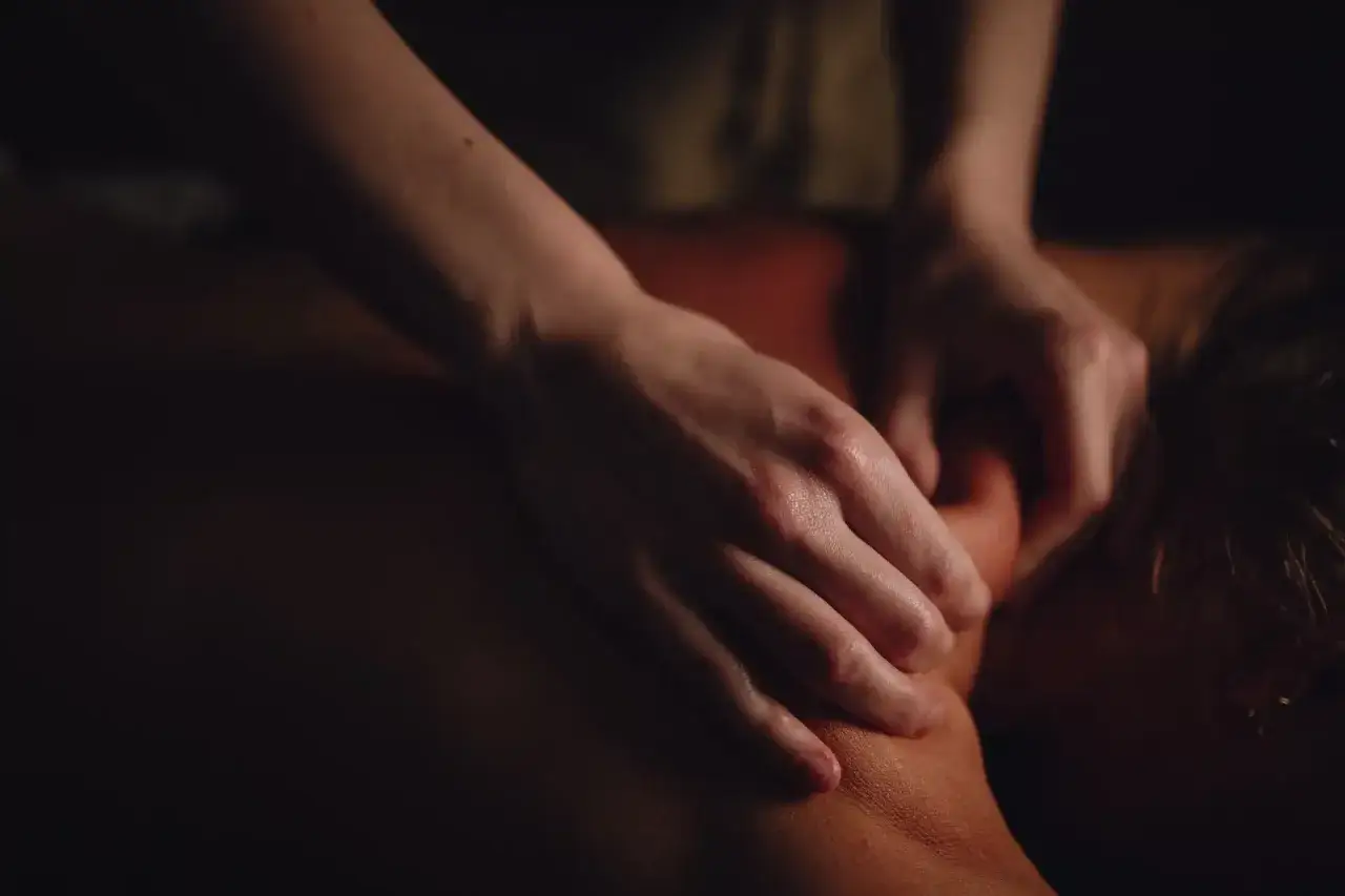 Masaż Lomi Lomi: Hawajski rytuał dla ciała i ducha. Poznaj go!