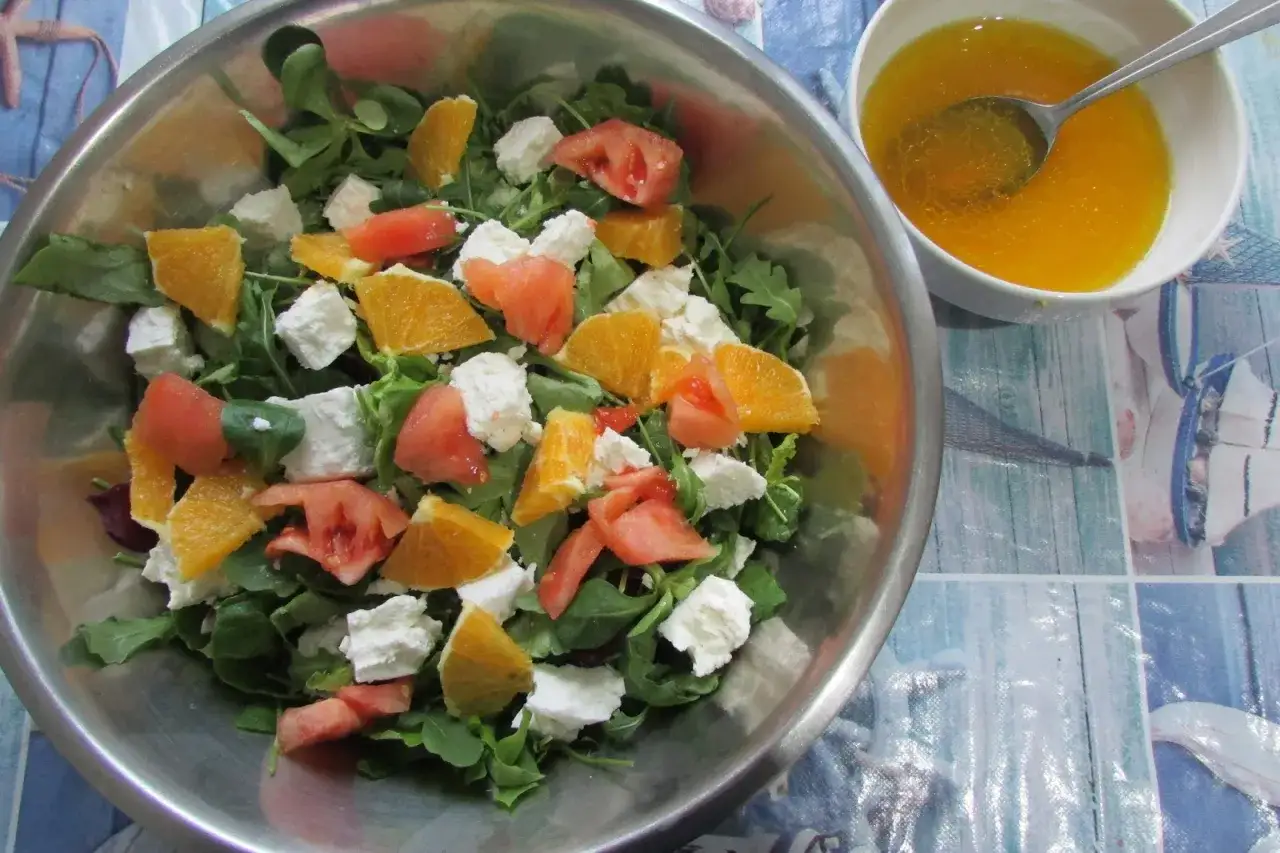 Jakie sosy do sałatki z fetą sprawią, że pokochasz ten smak?