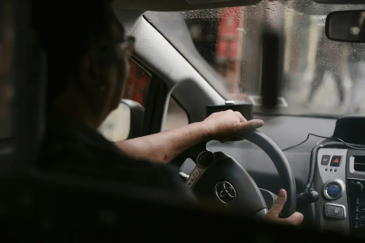 Egzaminator prawa jazdy trzyma kierownicę. Zastanawiasz się, ile zarabia egzaminator prawa jazdy?