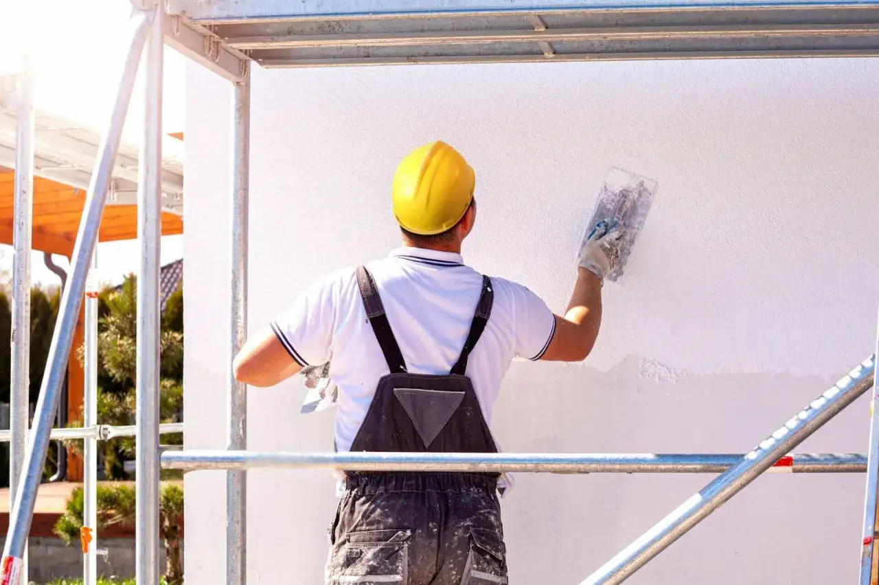 Jaki grunt pod tynk? Uniknij kosztownych błędów elewacji!