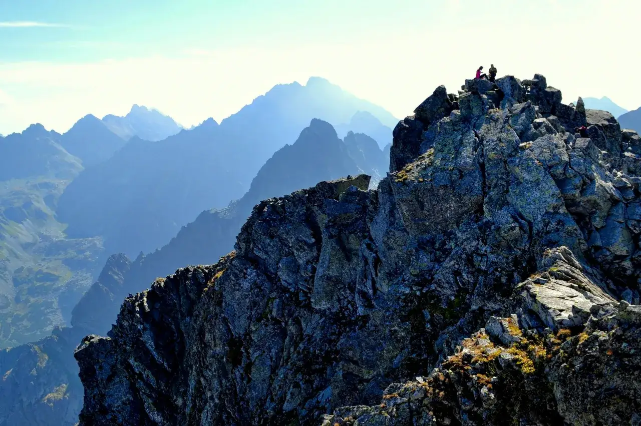 Który szlak łatwiejszy: żółty czy niebieski? Sprawdź trudności w Tatrach