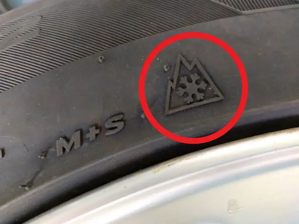 Czy jest mandat za brak opon zimowych? Sprawdź, co grozi kierowcom