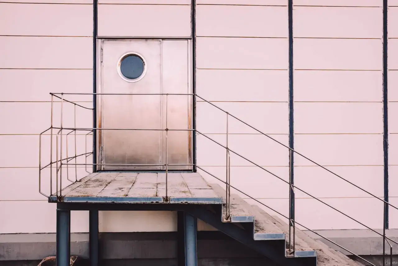 Czy potrzebujesz pozwolenia czy zgłoszenia na schody zewnętrzne? Poznaj wymagania!