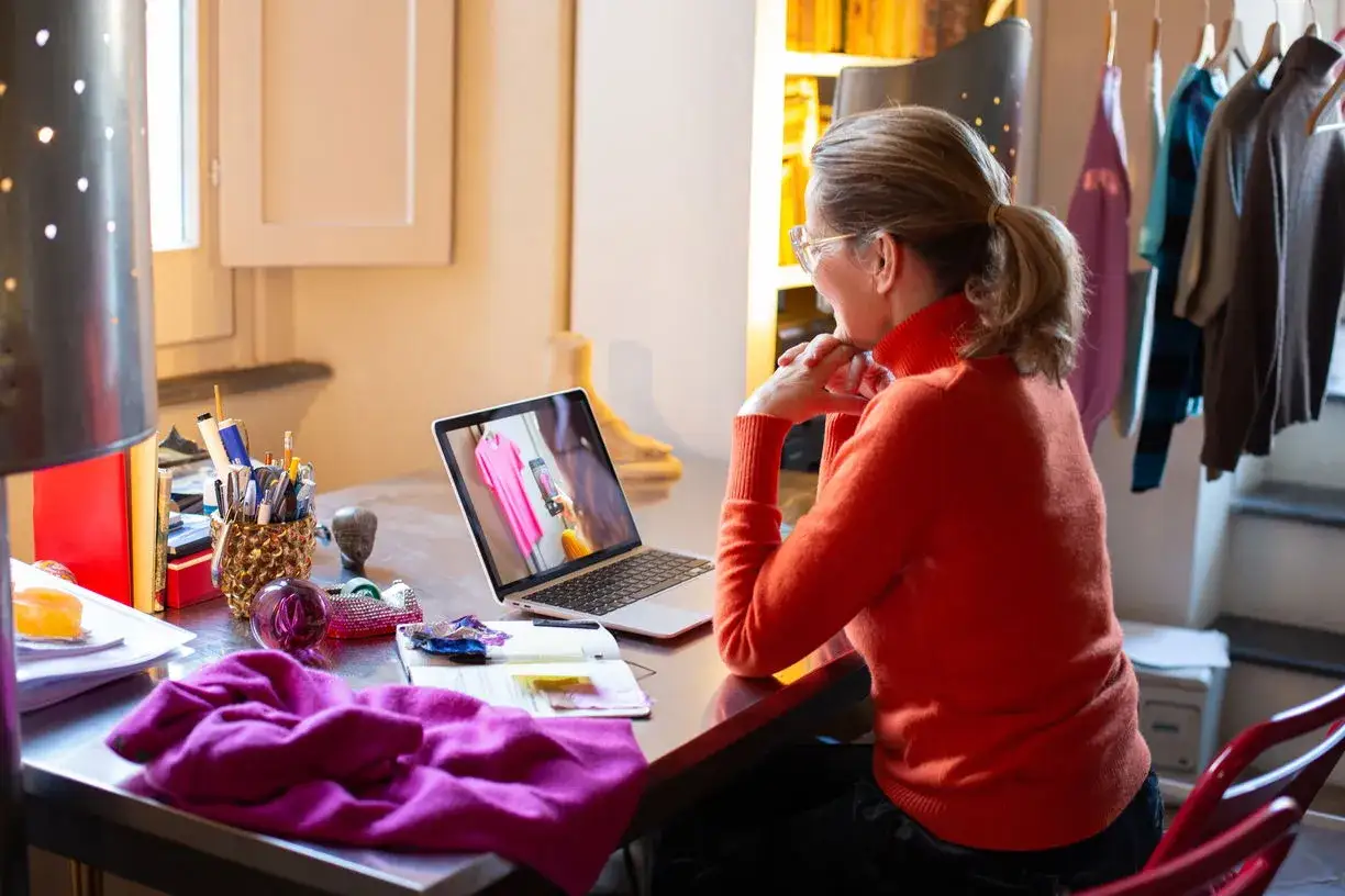 Jakie szaliki wybrać do szarego płaszcza, aby wyglądać stylowo?