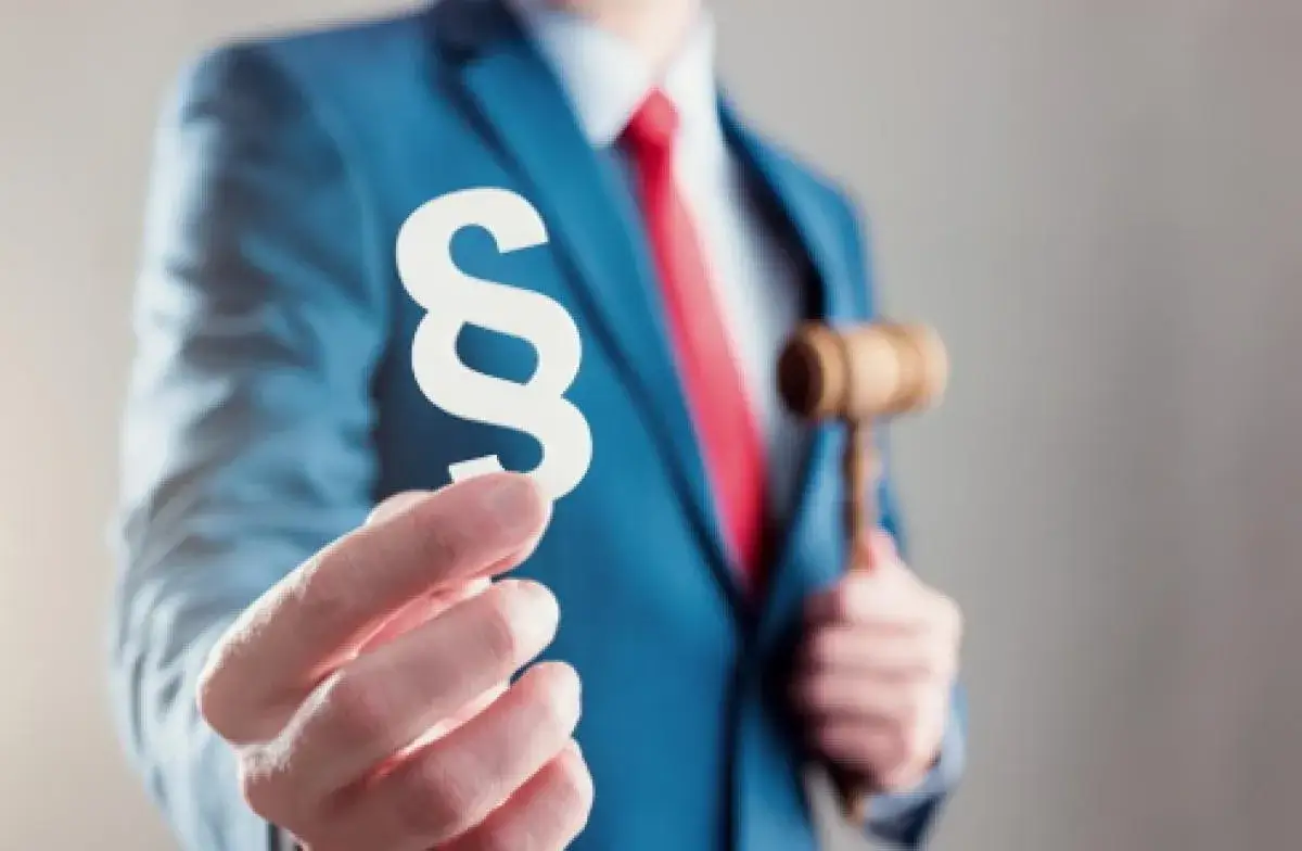 Czy adwokat może bronić członka rodziny? Odkryj prawne pułapki