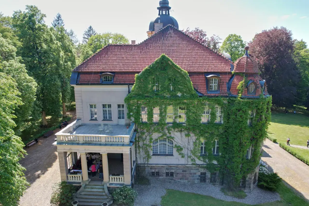 Pałac w Łężanach zwiedzanie – poznaj wyjątkowe terminy i atrakcje