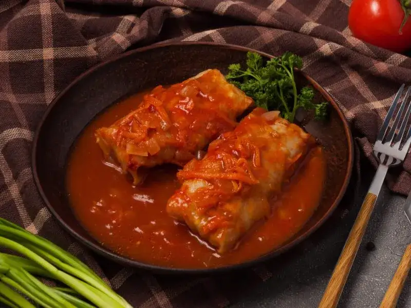 Gołąbek z sosem: ile ma kalorii? Sprawdź, jak go odchudzić!