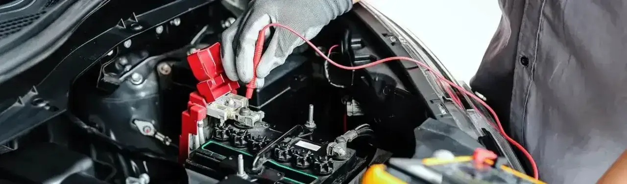 Jak zmierzyć pobór prądu miernikiem i uniknąć problemów z akumulatorem