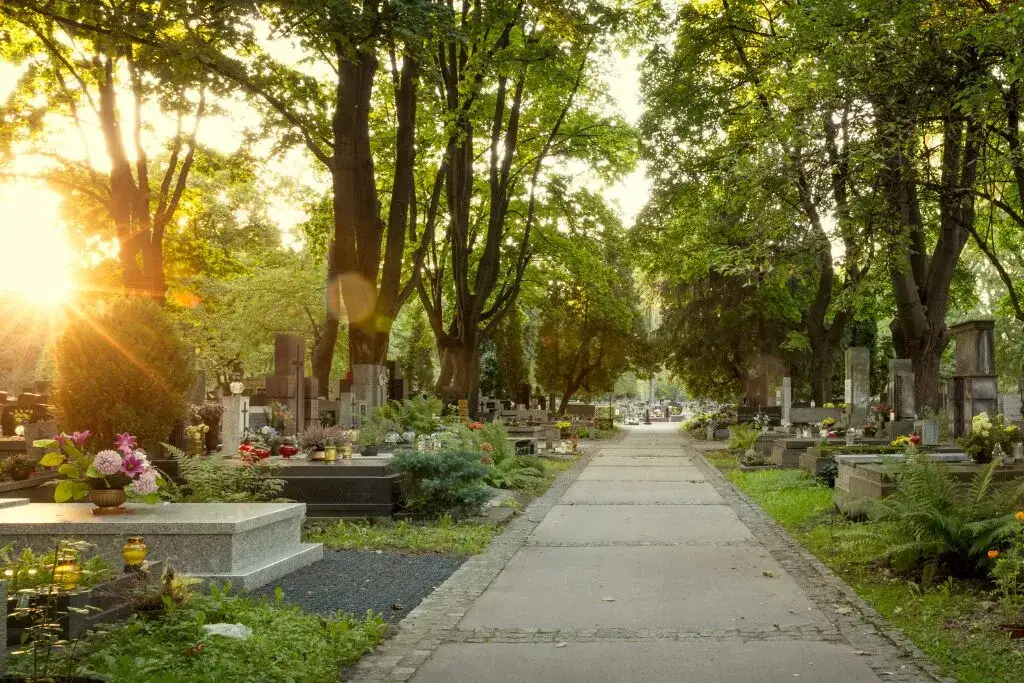 Jak sprawdzić datę pogrzebu w Kołobrzegu i uniknąć trudnych sytuacji