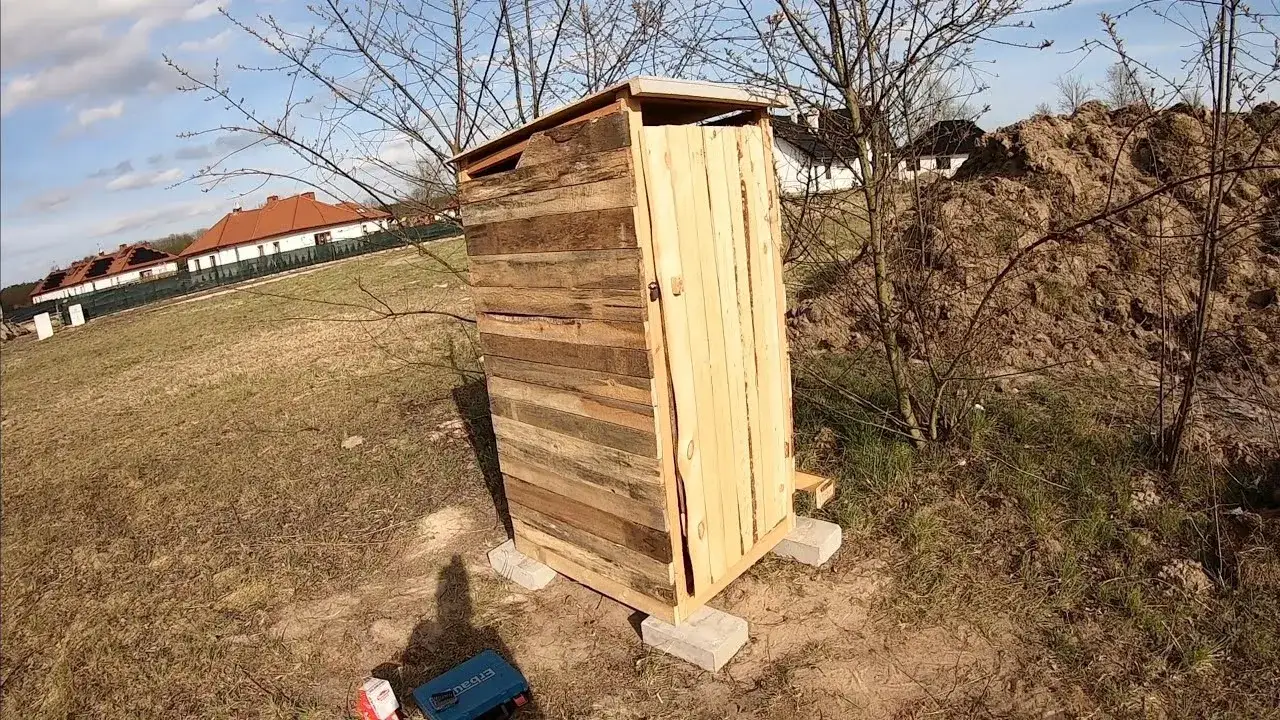 Jak zrobić toaletę na działce - uniknij najczęstszych błędów budowlanych