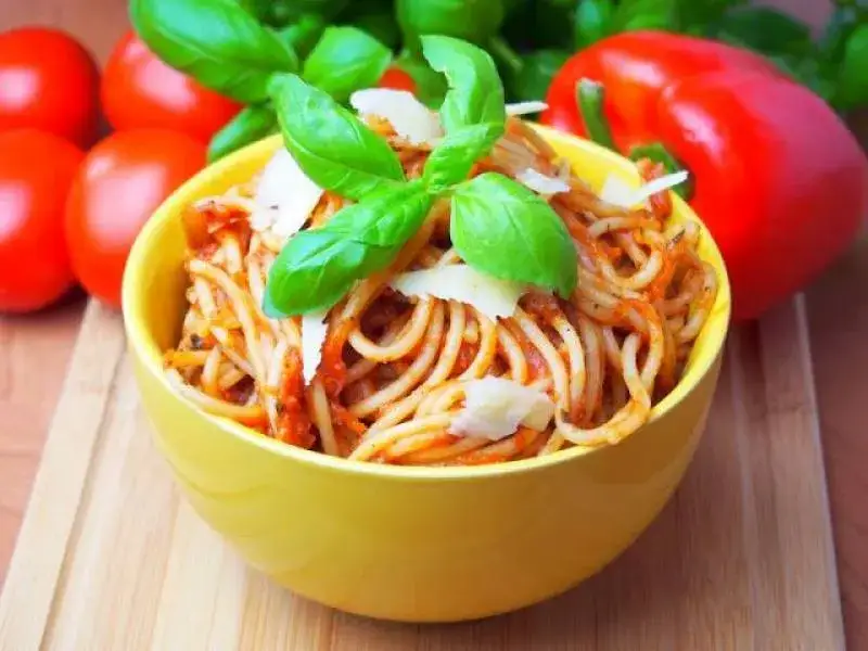 Spaghetti bez mięsa z warzywami – zdrowa alternatywa na obiad