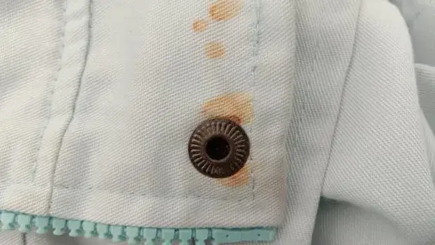 Skuteczne sposoby na usunięcie plam z rdzy na ubraniu