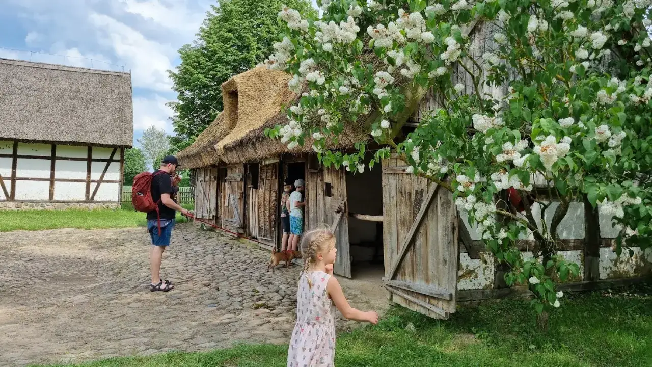 Skansen Dziekanowice: Cennik, godziny, parking. Jak zaoszczędzić?