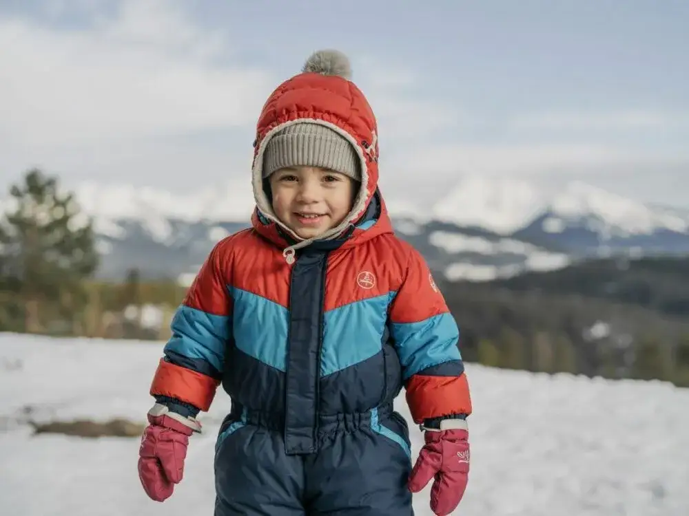 Jak ubrać dziecko pod kombinezon? Uniknij przegrzania i mrozu!