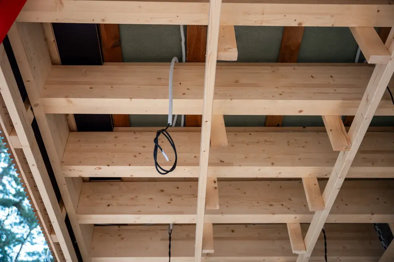 Czy strop drewniany może się zawalić? Zrozum ryzyko i jak mu zapobiec