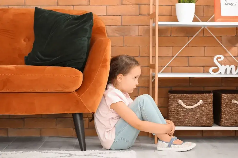 Zachowujesz się jak dziecko? Poznaj przyczyny i skutki emocjonalne