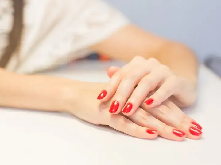 Lakier do paznokci jak hybryda: trwałość i blask bez lampy