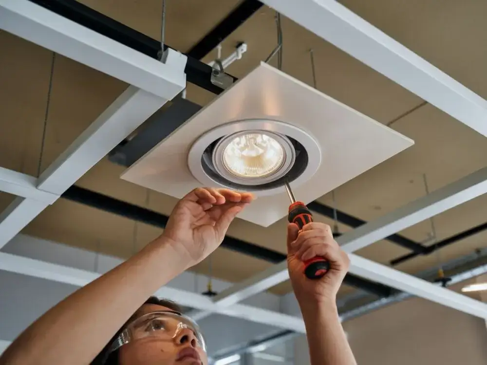 Jak zmienić żyrandol: proste kroki, które ułatwią wymianę