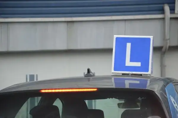 Dlaczego nauka jazdy ma symbol L i jak wpływa na bezpieczeństwo?