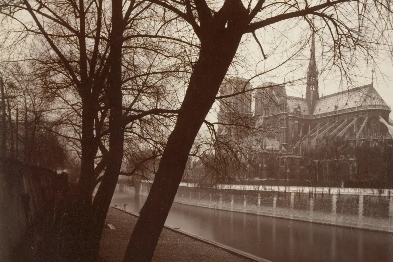 Paryż, zimowy widok na Sekwanę i Notre Dame, uchwycony przez Eugene'a Atgeta.