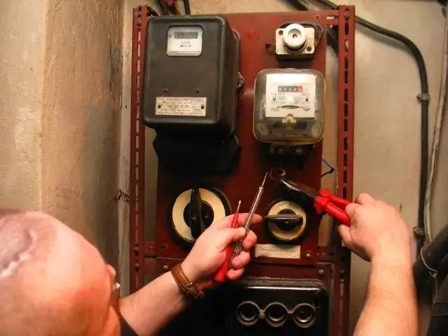 Kradzież prądu: dlaczego to się NIE opłaca? Poznaj fakty