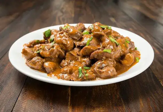 Jak przygotować pyszny gulasz z żołądków drobiowych ze śmietaną