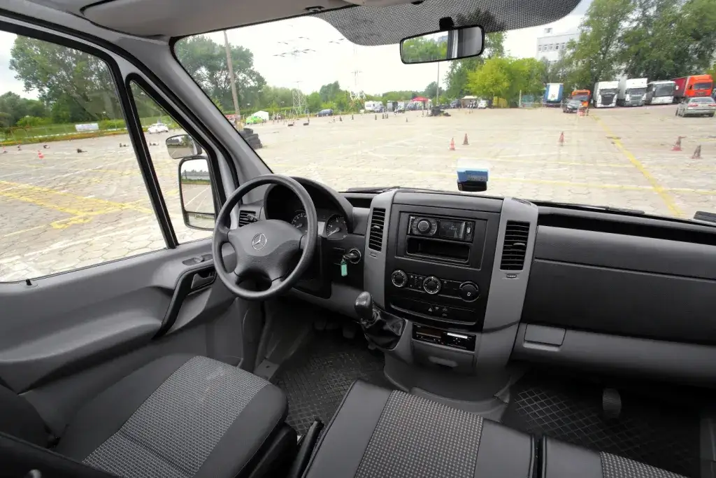 Ile osób w busie? Limity, prawo jazdy kat. B i D1 poradnik