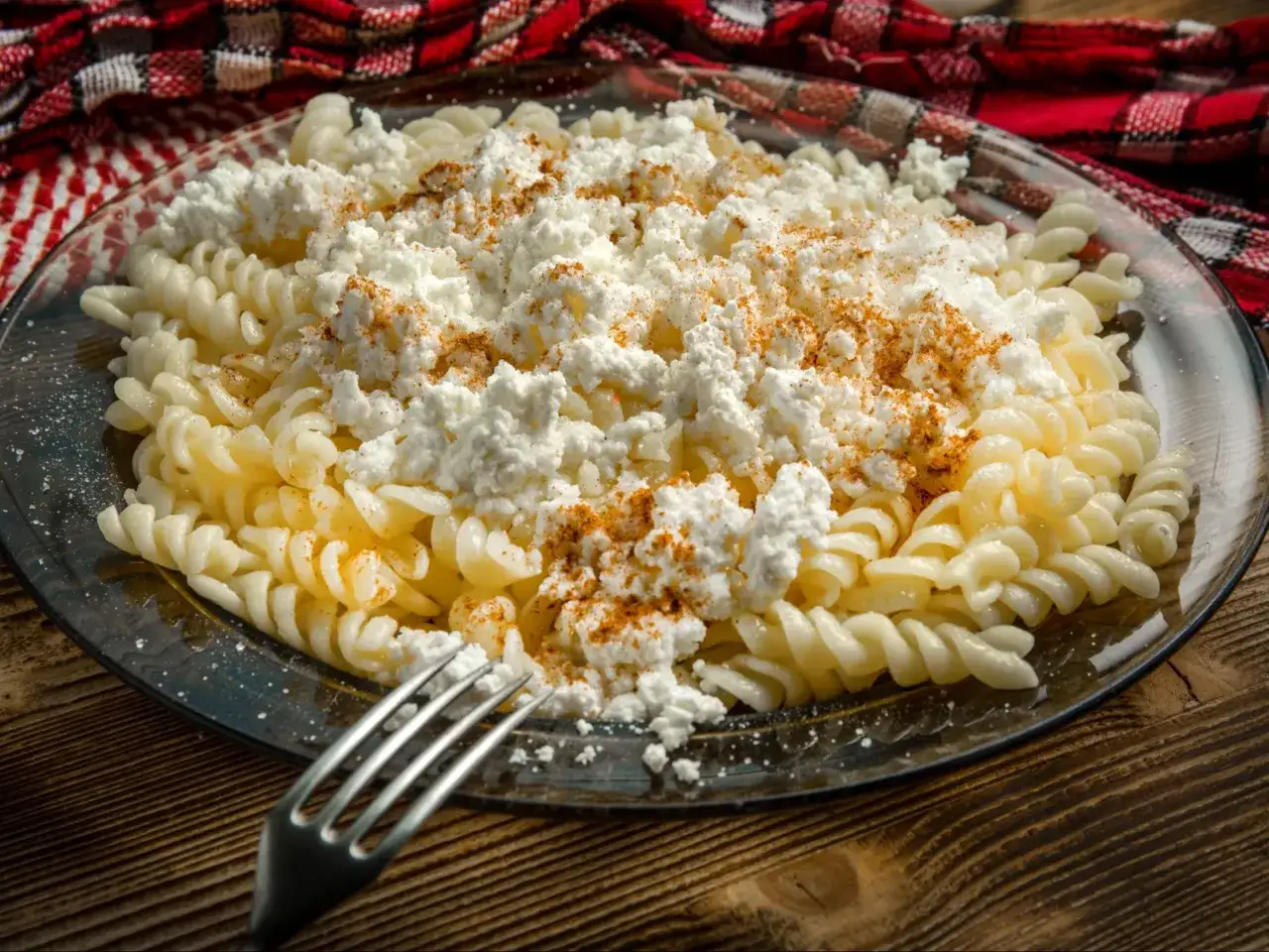 Fusilli z twarogiem i cynamonem, pyszny makaron na słodko, gotowy do jedzenia.