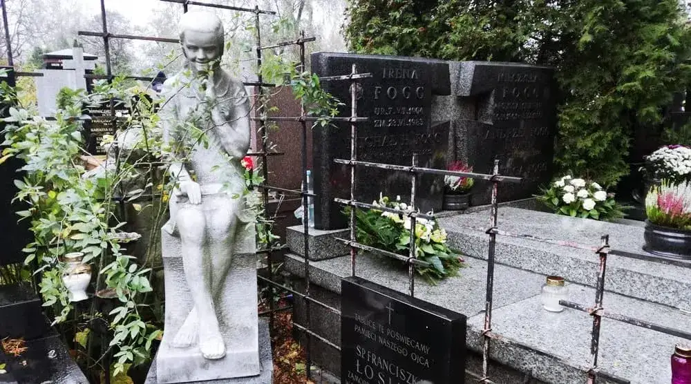 Jak znaleźć zmarłego na cmentarzu Police - proste kroki do lokalizacji grobu