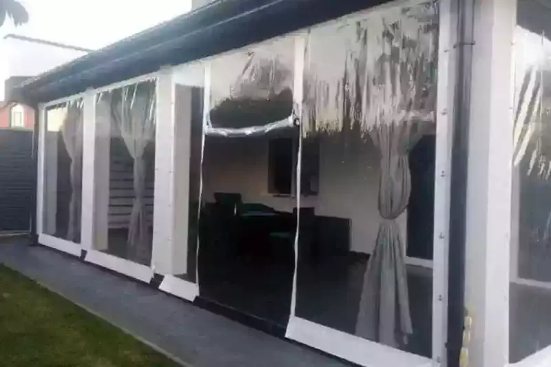 Zastosowania i korzyści przezroczystej plandeki – kiedy warto ją używać