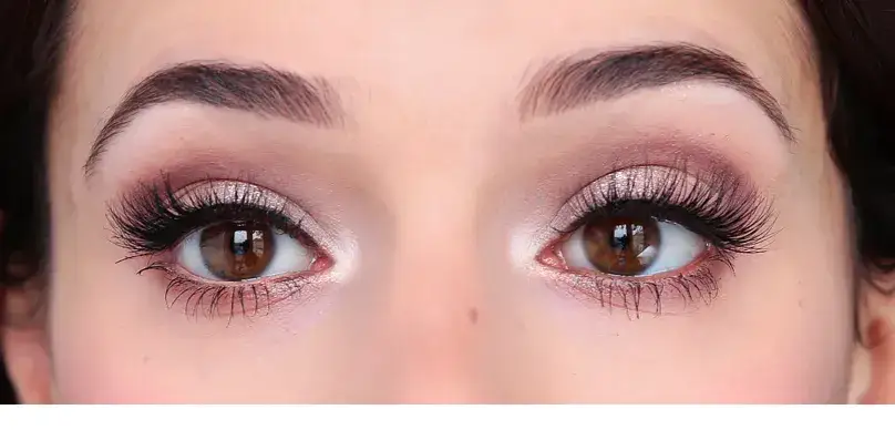 Czy sztuczne rzęsy niszczą naturalne? Oto prawda, którą musisz znać