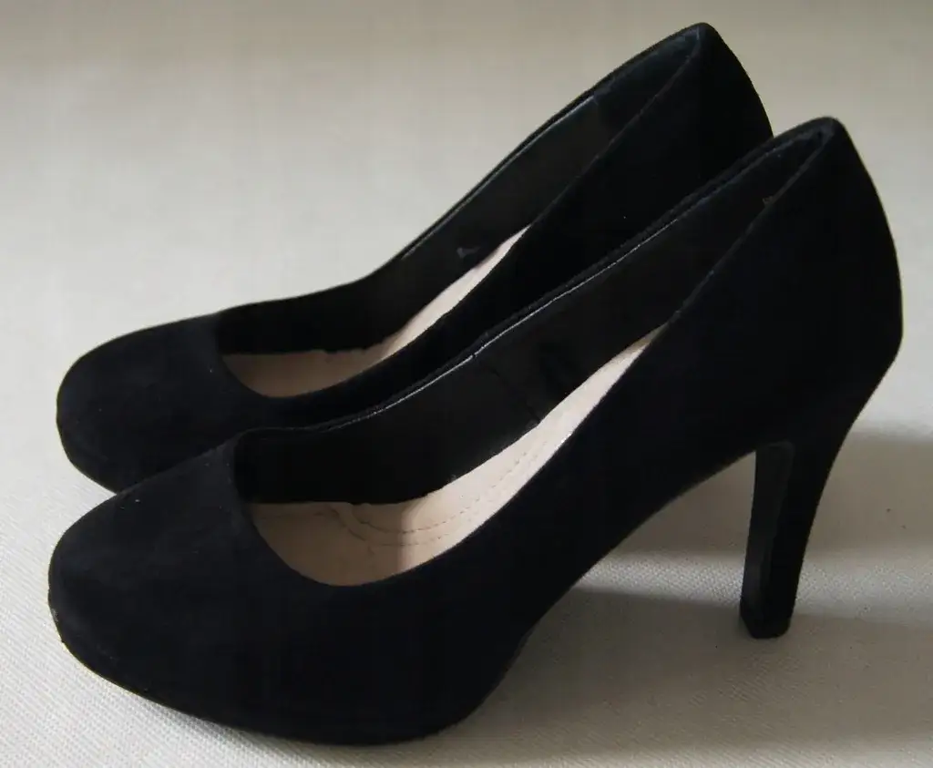 Buty wide fit co to znaczy i dlaczego warto je wybrać dla wygody stopy