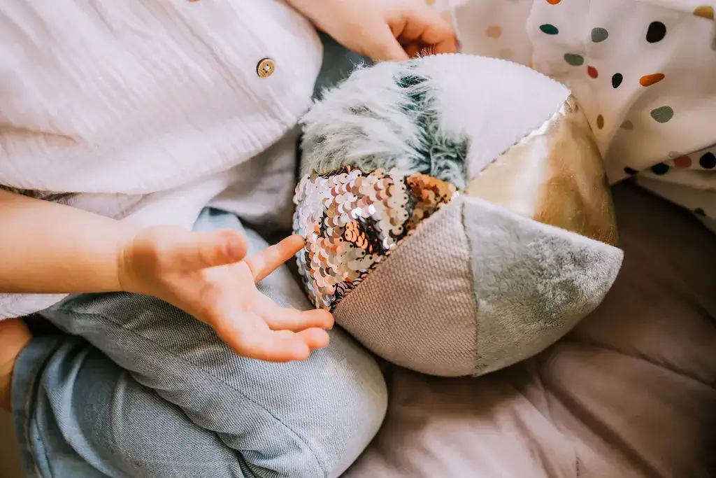 Piłka sensoryczna dla dzieci: jak wspiera rozwój i zabawę?