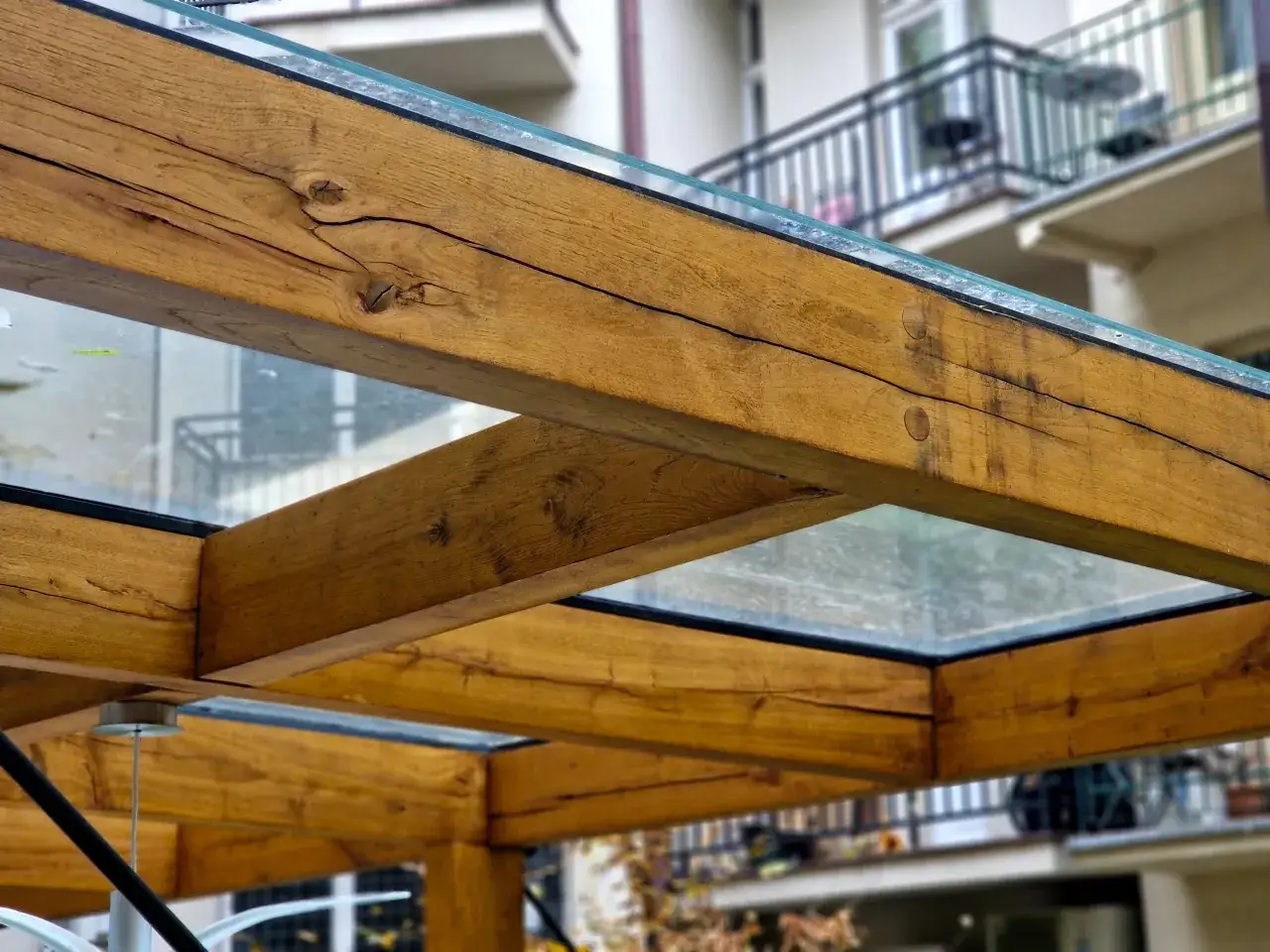 Jak zamontować pergolę na balkonie - uniknij najczęstszych błędów