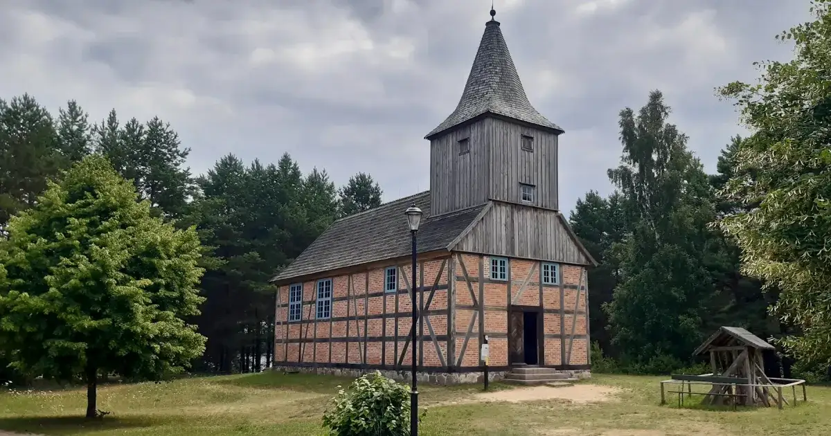 Kaszubskie skanseny: Wdzydze czy Szymbark który wybrać?
