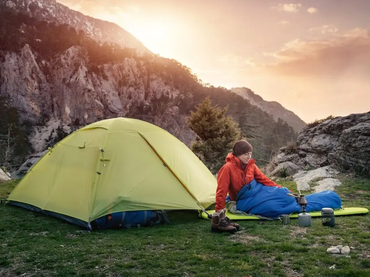 Jaki śpiwór wybrać, aby uniknąć zimnych nocy podczas biwakowania?