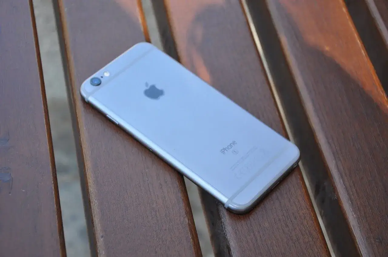 iPhone 6s 64GB: czy warto kupić używany? Zalety oraz wady w 2025