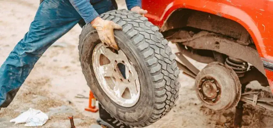 Urwana szpilka w kole – czy można jeździć bezpiecznie i co grozi?
