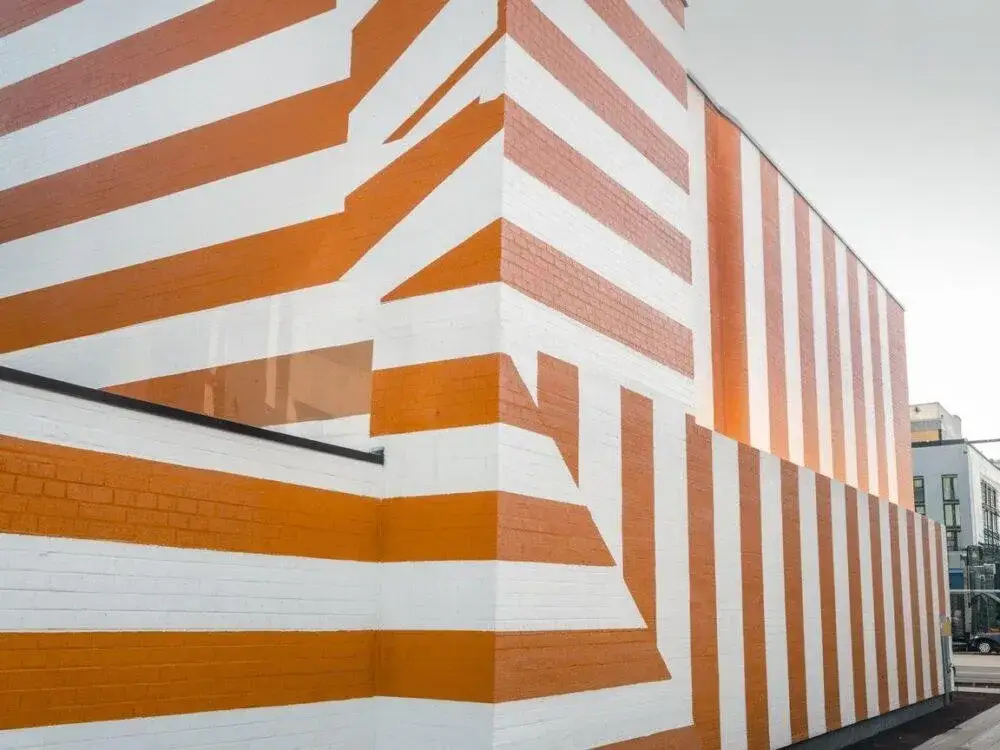 Jak malować pasy na elewacji: 5 prostych kroków do efektu wow