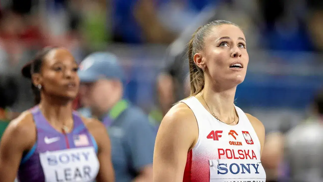 Polka w białej koszulce z orłem i napisem "Polska" na lekkoatletyczne mistrzostwa świata.