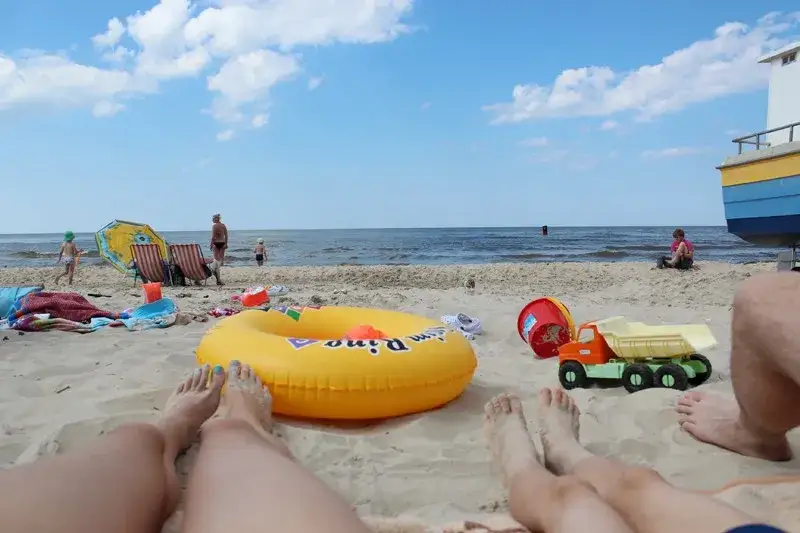 Ile naprawdę jest do morza ze Stegny? Sprawdź wygodne opcje dostępu