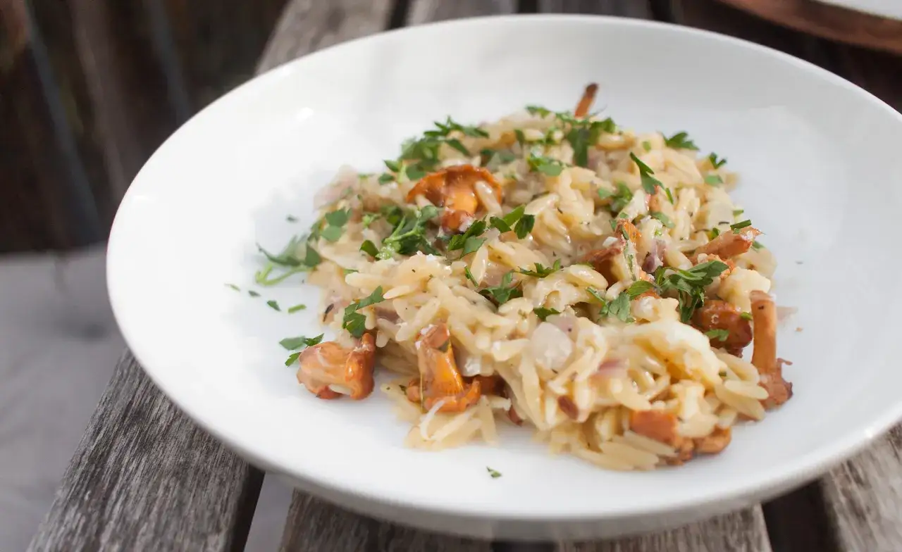 Jak ugotować kremowe orzotto? Makaron orzo w sosie bez błędów