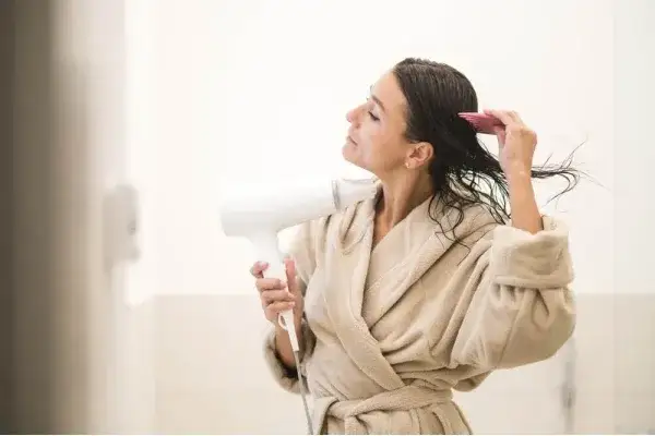 Jak powstrzymać wypadanie włosów? Skuteczne metody i porady