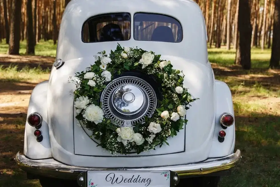 Jak wybrać auto do ślubu? Style, koszty, logistyka i porady